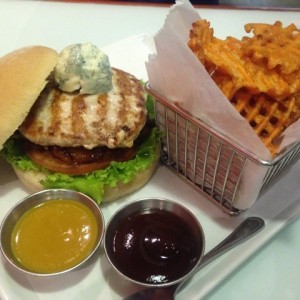 Hamburguesa personalizada de pavo, blue cheese, tomate, lechuga, tajadas, cebollas caramelizadas, honey mustard y salsa bbq 