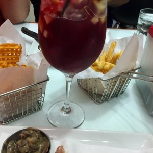 Papas fritas y camote frito + sangria 