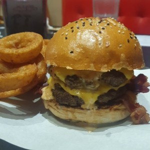 mega doble bacon cheese burger