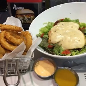 hamburguesa de pollo en cama de lechuga