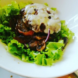 Low Carbs Burguer "hamburguesa en cama de lechuga" exquisita