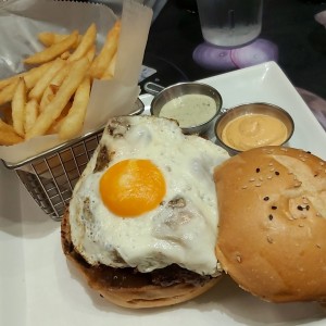 Burger con sunny side up egg 