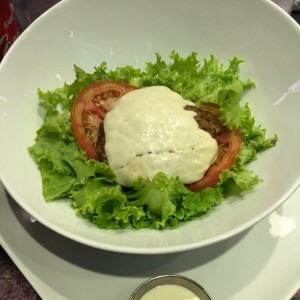 hamburguesa en cama de lechuga