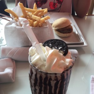 Batido de Oreo y Mini Hamburguesa