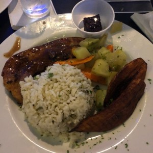 Chuletas en salsa teriyaki con arroz verde