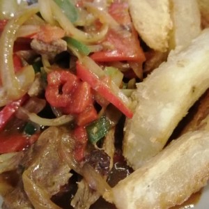 Bistec encebolla'o con yuca