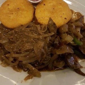 bistec de higado encebollada con tortilla