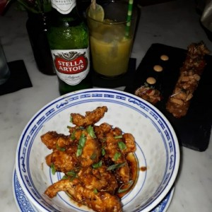 chicken strips, croquetas de arroz y mariscos y un delicioso cocktel a base de maracuya.