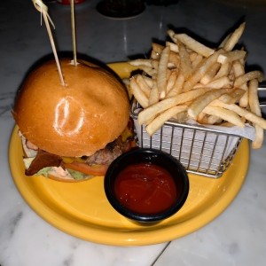 aMano Bourbon Burger con Papas Fritas