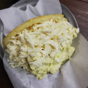 arepa con pollo y aguacate