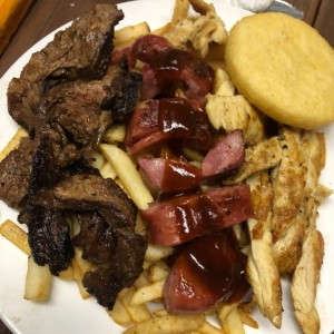 Picada de carne, chorizo, y papas