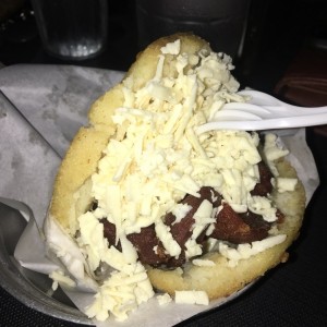 arepa de cochino frito