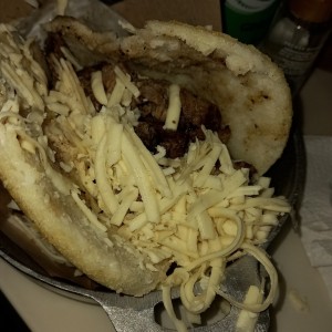 arepa con carne asada y queso blanco