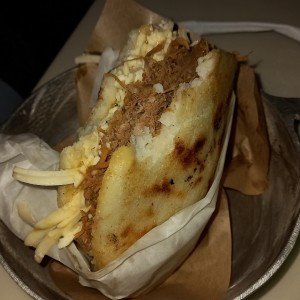 arepa con carne esmechada y queso blanco 