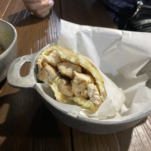 Arepa con pollo y quedo guayanes