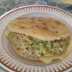 arepa reina pepiada con queso