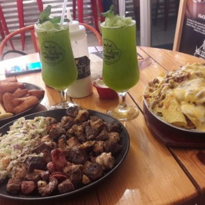 picada mixta, limonada con hierba buena y nachos de pollo