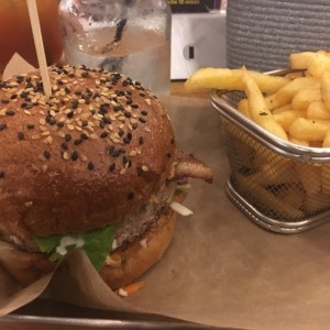 Devoro Burger con papas fritas