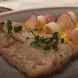 corvina en salsa de azafran, palmito y camote