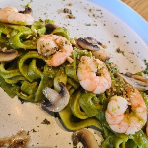 Pasta al Pesto con Camarones