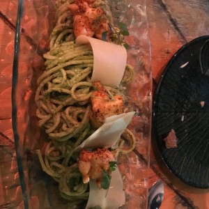 spaguetti al pesto con langosta