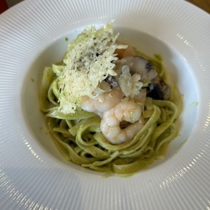 Pasta al Pesto con Camarones