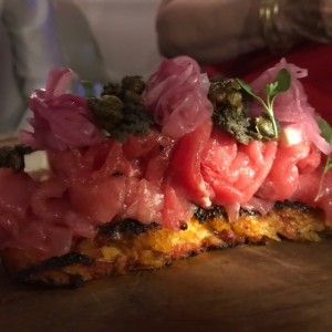 Carpaccio de Res con Torrija de tomate y pesto de culantro