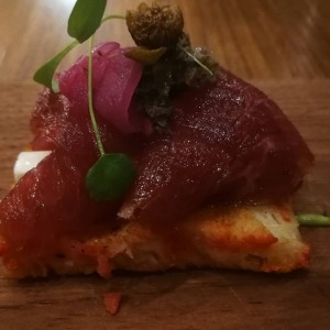 Carpaccio de Res con Torrija de tomate y pesto de culantro