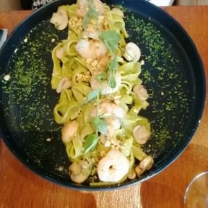 Pasta al Pesto con Camarones