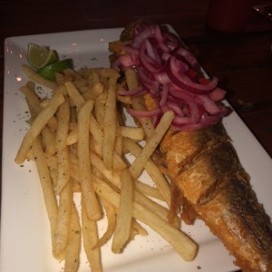 pescado frito chorrillo style con papas