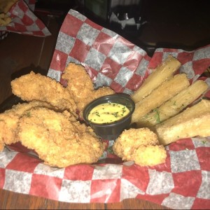 Deditos de Pollo con Yuca Frita.