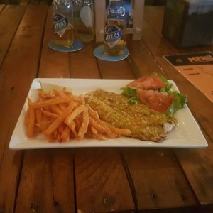 Filet de pescado al ajillo con camote frito