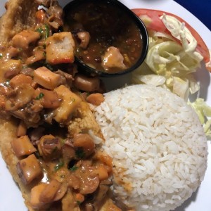 filete de corvina con mariscos, arroz blanco y frijoles