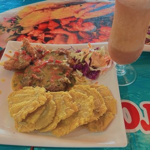 Filete al ajillo con patacones