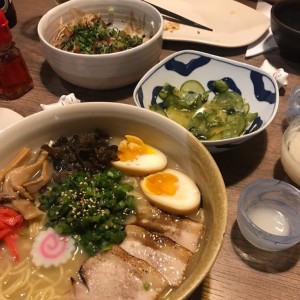 ramen, ensalada de pepino , bolitas rellenas de pulpo y sake 