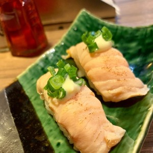 Nigiri de salmon flameado