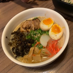 Ramen de cerdo con extra fideos.