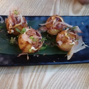 takoyaki (bolitas de harina con pulpo dentro)