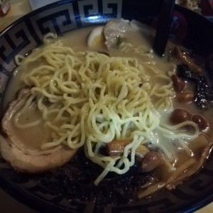 Ramen con hongos puerco huevo