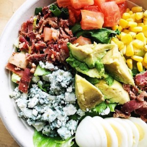 Ensalada Cobb con extra de aguacate.