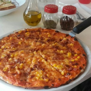 pizza salsa rose, bacon y maiz