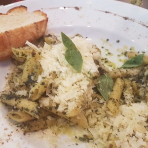 penne al pesto de albahaca