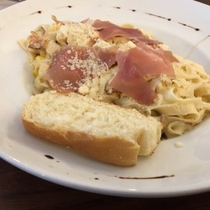 Pasta alfredo con pollo y prosciutto