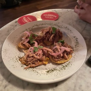 Tostones de Puerco Desmechado con Cebolla Encurtida