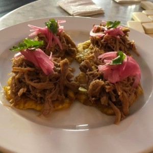 Tostones de Puerco Desmechado con Cebolla Encurtida