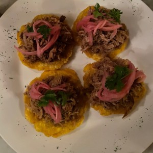 Tostones de Puerco Desmechado con Cebolla Encurtida