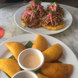 patacones con puerco, y empanadas de tasajo y camarones