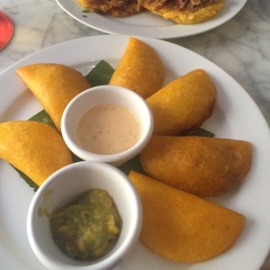 empanadas surtidas con ricas salsas