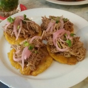 puerco desmechado sobra patacones