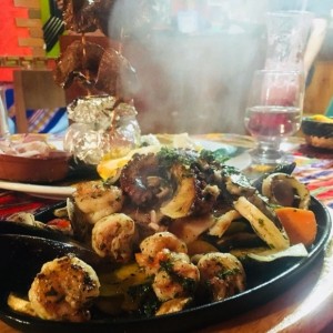 Pulpo al grill y mariscos mixtos